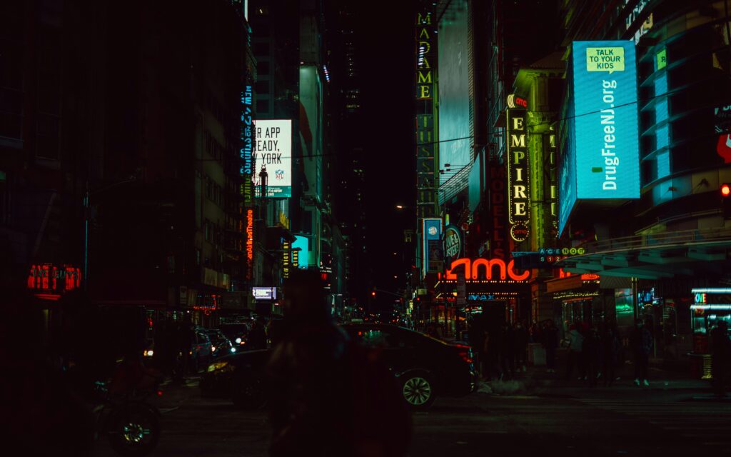 Neon-beleuchtete Stadtstraße bei Nacht im Cyberpunk-Stil (Quelle: Unsplash / Raphael Lopes)