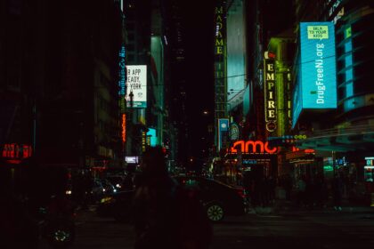 Neon-beleuchtete Stadtstraße bei Nacht im Cyberpunk-Stil (Quelle: Unsplash / Raphael Lopes)