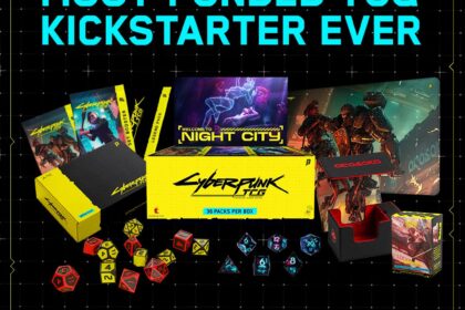 Cyberpunk TCG - Most-Funded TCG Kickstarter Ever - Produktübersicht mit Booster Display, Karten, Playmat und Gig Dice (Quelle: WeirdCo / Cyberpunk TCG auf X)