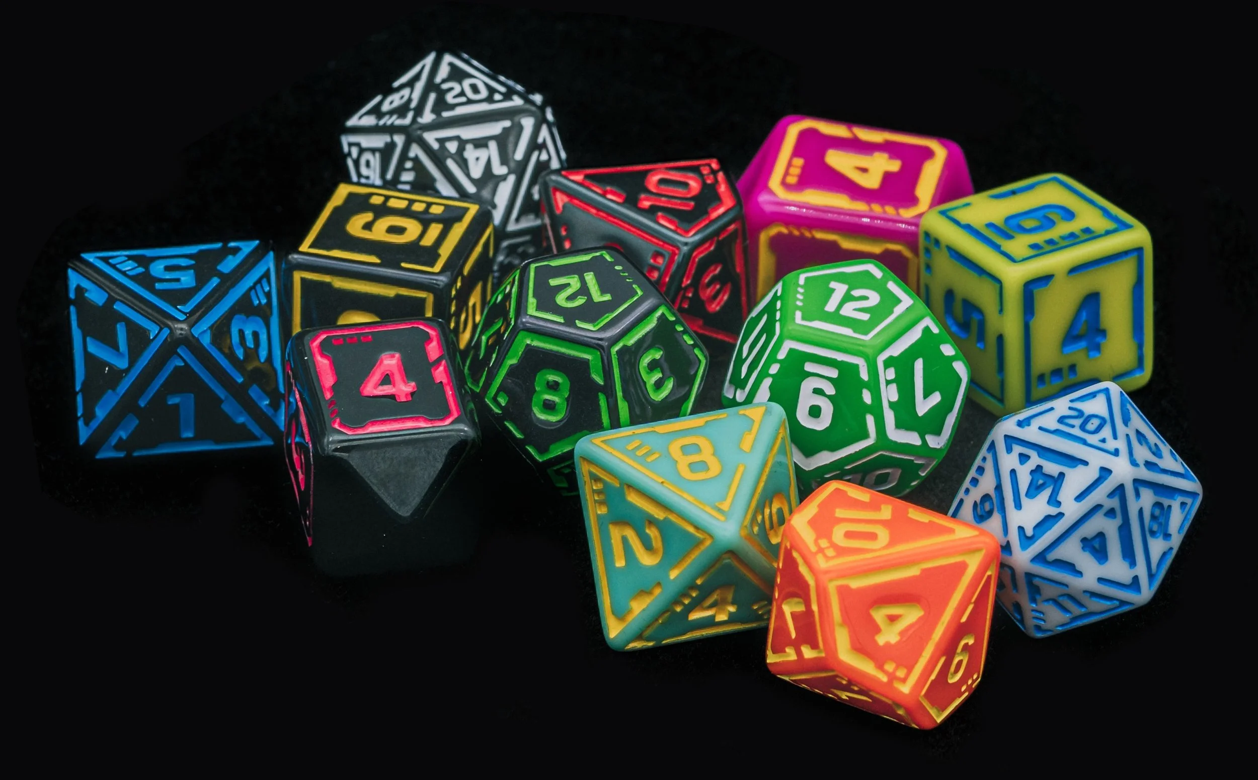 Cyberpunk TCG Gig Dice - die sechs polyedrischen Würfel des Streetcred-Systems