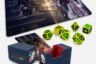 Cyberpunk TCG - The Moment Premium Accessory Bundle mit Adam-Smasher- und Rebecca-Nova-Rare-Diptychon (Quelle: CD PROJEKT RED Gear Store)